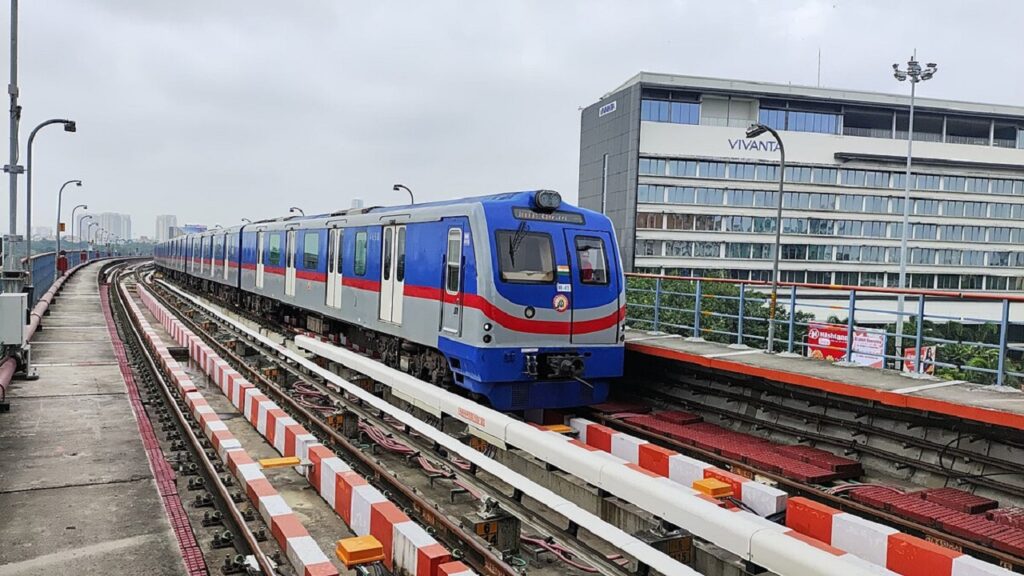 The_metro_of_Orange_line_of_Kolkata_3.jpg