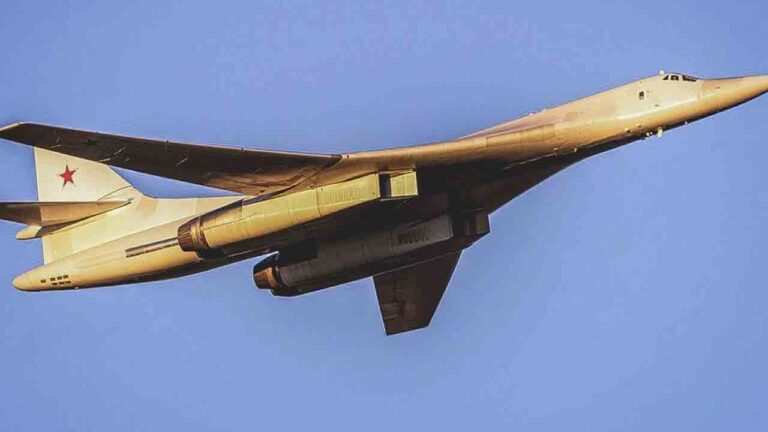 Tupolev-Tu-160-bomber.jpg
