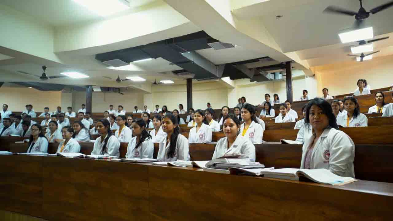 Mbbs Class এমবিবিএস-এ বড়সড় কেলেঙ্কারি ! জাল এনআরআই নথি দিয়ে ১৮,০০০ শিক্ষার্থী ...
