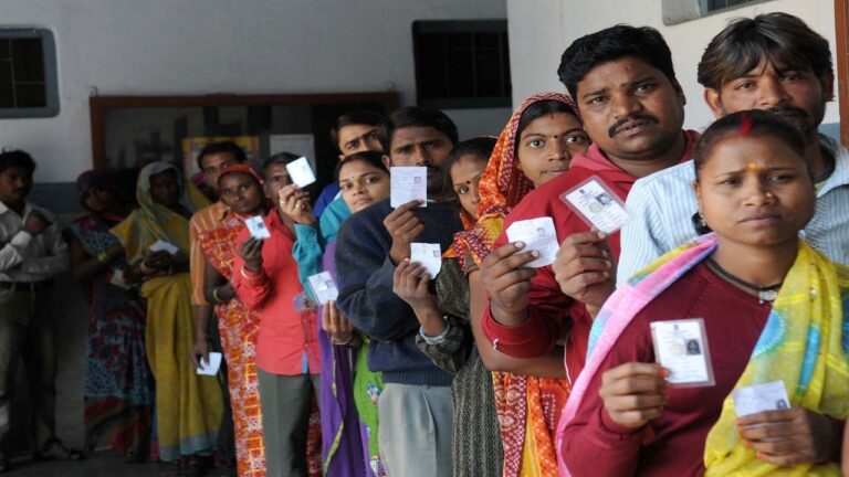 A_large_number_of_voters_in_a_queue_to_cast_their_vote_at_a_polling_booth_during_the_Madhya_Pradesh_Assembly_Election_in_Bhopal_on_November_25_2013.jpg