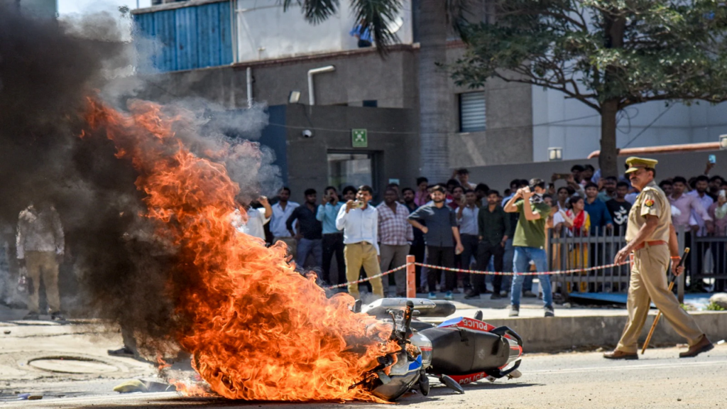 delhi-worker-protest.png