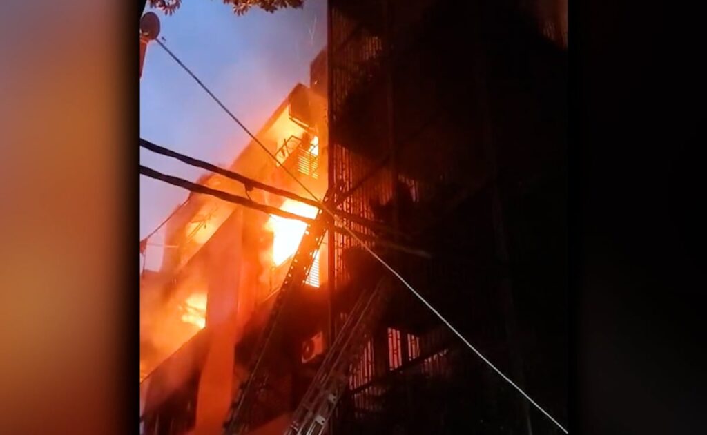 0pf77kg8_delhi-fire_625x300_03_May_26.jpeg