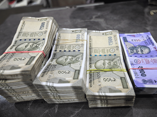 gulfnews_2025-06-18_ccnlxn53_Stock-Indian-Rupee-3.png