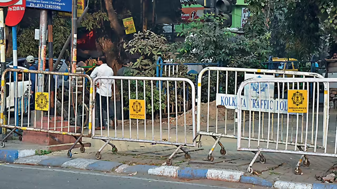 kolkata-road-barricade.png